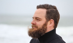 adult-beard-blur-736717_resultat.jpg